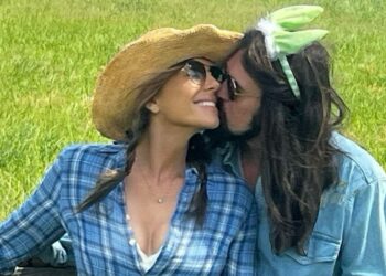 Il padre di Miley Cyrus e l’attrice Elizabeth Hurley sono una coppia? La foto fa scattare i gossip