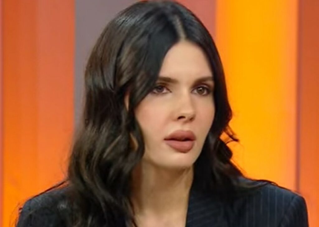 ''Le persone che gli stanno intorno non mi fanno sentire benvenuta, pesante'': la figlia di Sgarbi sul genitore in ospedale ''Le persone che gli stanno intorno non mi fanno sentire benvenuta, pesante'': la figlia di Sgarbi sul genitore in ospedale