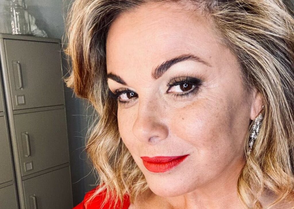 ''Vivo bene la mia età, rughe comprese'': Vanessa Incontrada svela però di tenere una settimanale di vent'anni fa sul comodino ''Vivo bene la mia età, rughe comprese'': Vanessa Incontrada svela però di tenere una settimanale di vent'anni fa sul comodino