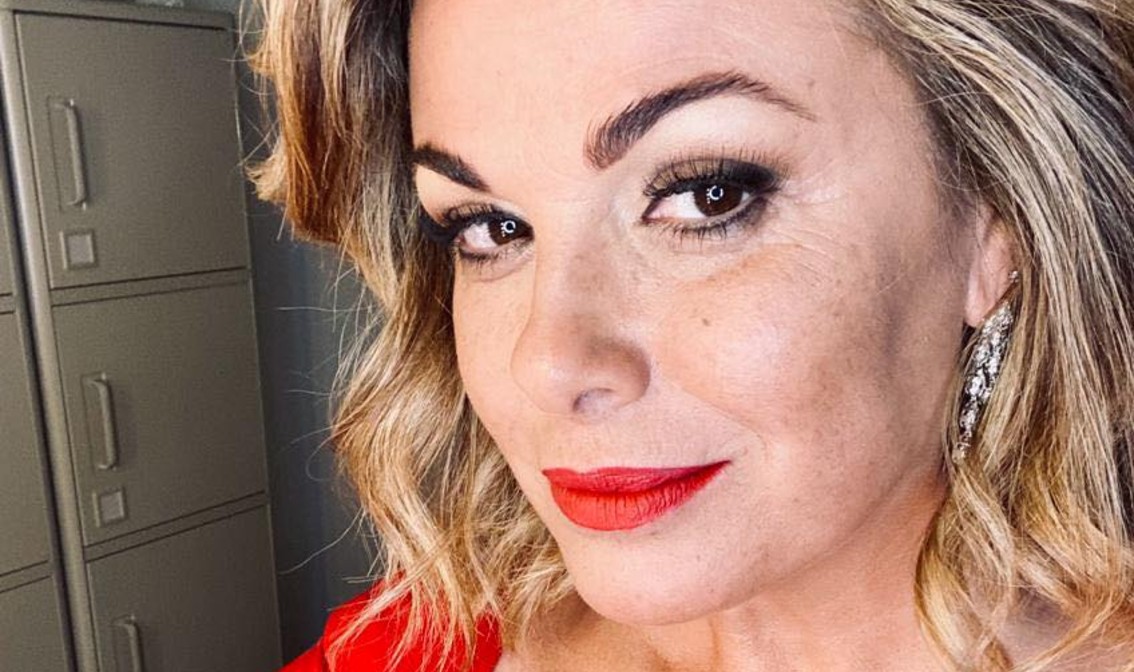 ''Vivo bene la mia età, rughe comprese'': Vanessa Incontrada svela però di tenere una settimanale di vent'anni fa sul comodino - Gossip.it | News sul Gossip e VIP