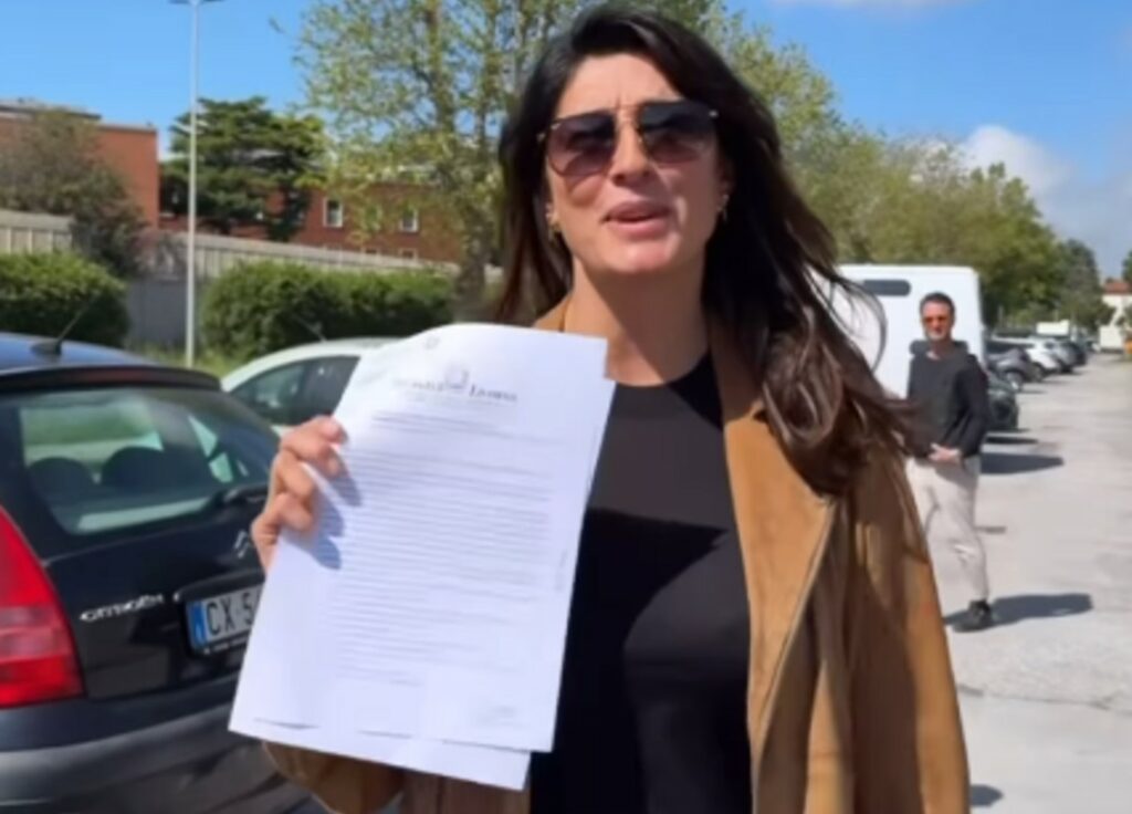 ''Ci hanno rubato tutto'': Elisa Isoardi mostra la denuncia dopo il furto di telefono, carte di credito e documenti, cosa è successo ''Ci hanno rubato tutto'': Elisa Isoardi mostra la denuncia dopo il furto di telefono, carte di credito e documenti, cosa è successo