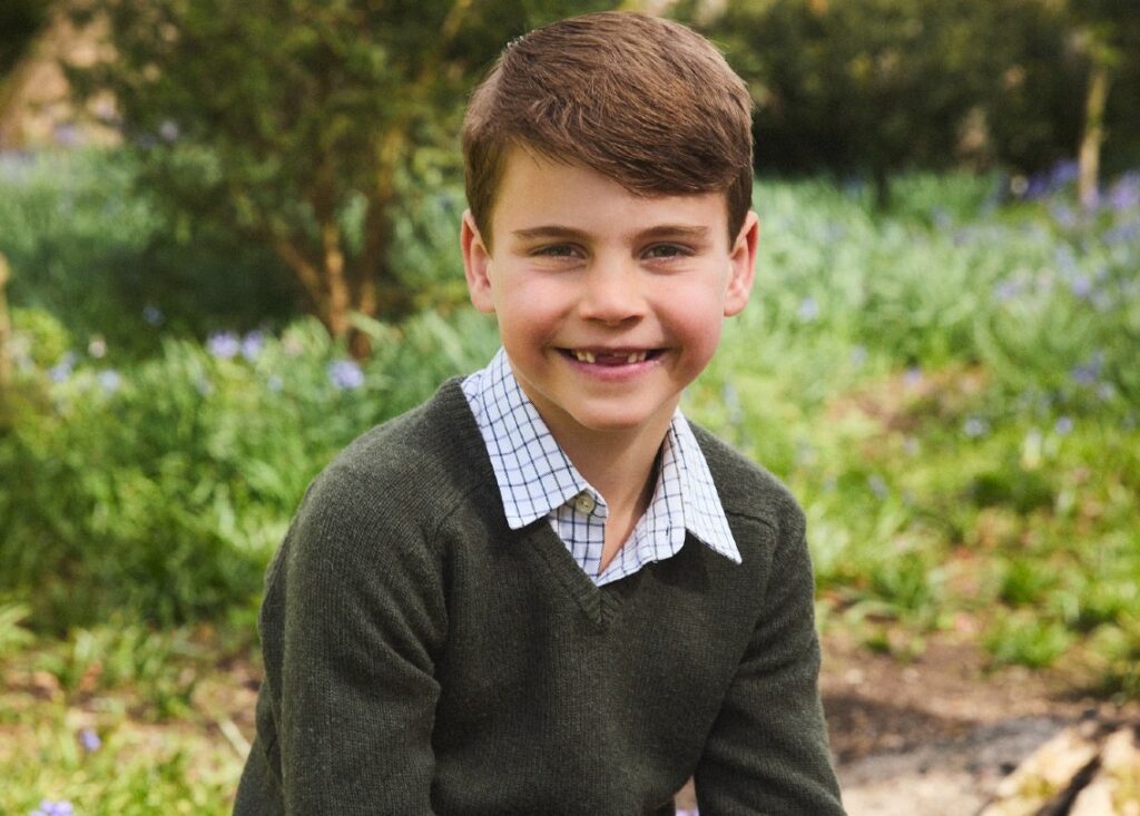 La foto del principino Louis ''sdentato'': il tenero scatto del figlio di William e Kate per il suo settimo compleanno, guarda La foto del principino Louis ''sdentato'': il tenero scatto del figlio di William e Kate per il suo settimo compleanno, guarda