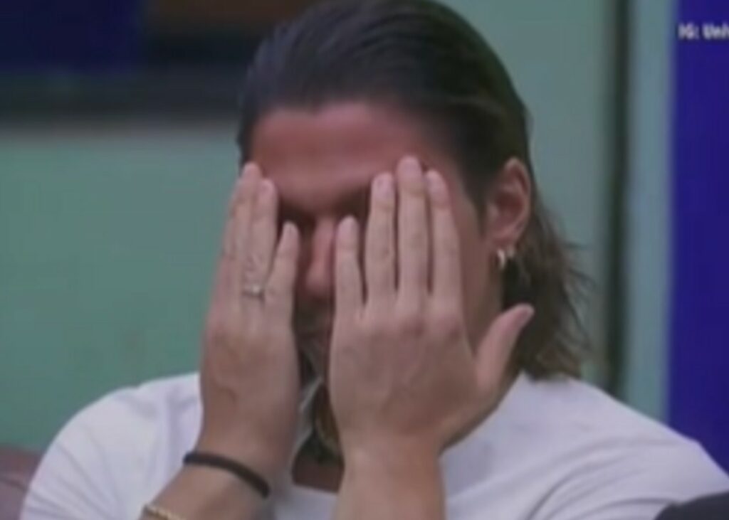 Luca Onestini scopre in diretta al Grande Fratello americano che il Papa è morto: la sua reazione Luca Onestini scopre in diretta al Grande Fratello americano che il Papa è morto: la sua reazione