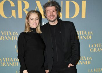 L'attrice Greta Scarano mostra il pancione sul red carpet insieme al marito Sydney Sibilia, foto