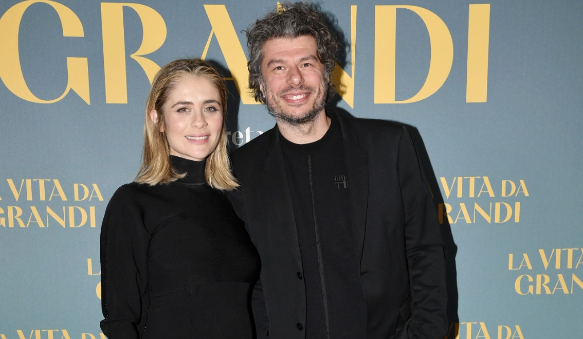 L'attrice Greta Scarano mostra il pancione sul red carpet insieme al marito Sydney Sibilia, foto - Gossip.it | News sul Gossip e VIP