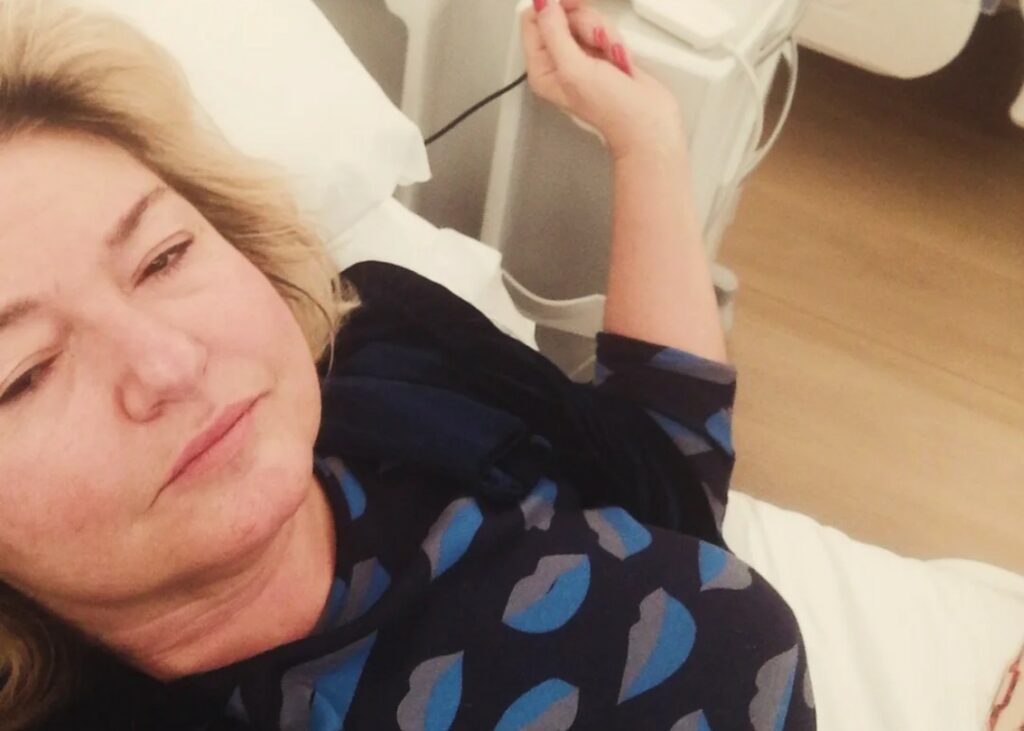 ''Improvvisi dolori fortissimi'': la conduttrice Monica Setta ricoverata e operata d'urgenza, foto e cosa le è successo