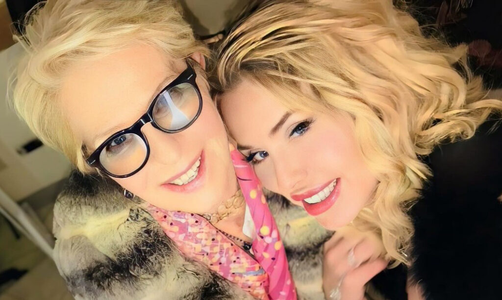 ''Mi ha detto cose irripetibili'': Valeria Marini per la prima volta racconta di più sulla rottura con la madre Gianna ''Mi ha detto cose irripetibili'': Valeria Marini per la prima volta racconta di più sulla rottura con la madre Gianna