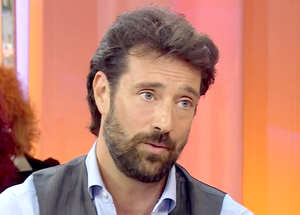 Manuel Casella ricorda in tv la relazione con Amanda Lear, che ha 40 anni più di lui: ''Ha fatto bene a lasciarmi''