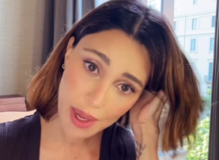 Belen annuncia che uno dei suoi nuovi prodotti sarà la maschera per le parti intime Belen annuncia che uno dei suoi nuovi prodotti sarà la maschera per le parti intime