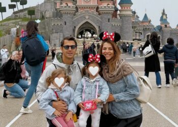 Cristina Chiabotto a Disneyland Paris con il marito e le figlie