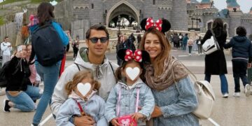 Cristina Chiabotto a Disneyland Paris con il marito e le figlie