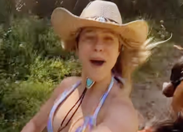 ''Latte shakerato'': Jaqueline Luna Di Giacomo torna a cavalcare dopo il parto col seno da latte e ride delle battute dei follower