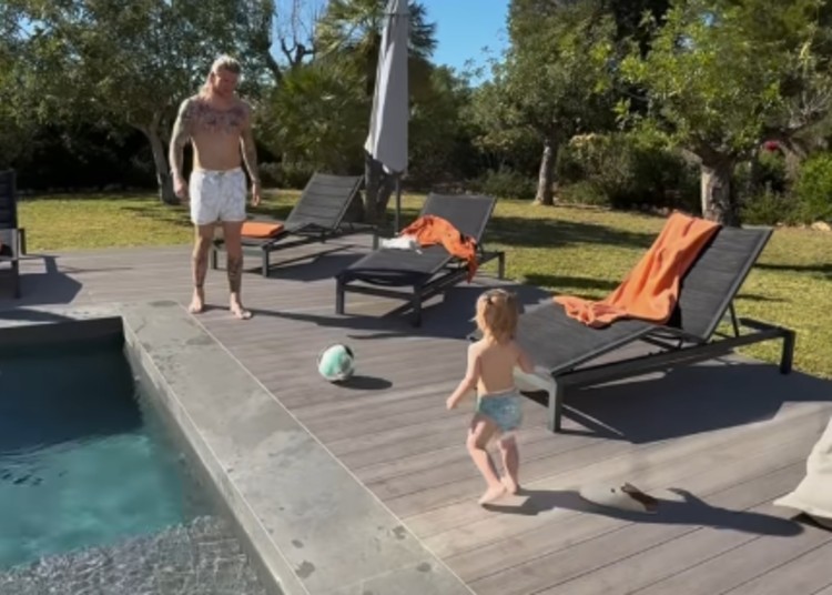 Loris Karius gioca a calcio con la figlia Aria