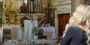 Valeria Marini si rifugia nella fede in un momento difficile