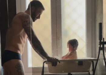 Andreas Muller fa il bagnetto alla figlia e si allaga tutto!