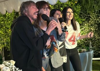 Laura Pausini si scatena al karaoke insieme a Paola Cortellesi e Giorgia
