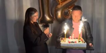 Chanel Totti compie 18 anni! La figlia di Francesco Totti e di Ilary Blasi festeggia con gli amici, il papà le porta la torta