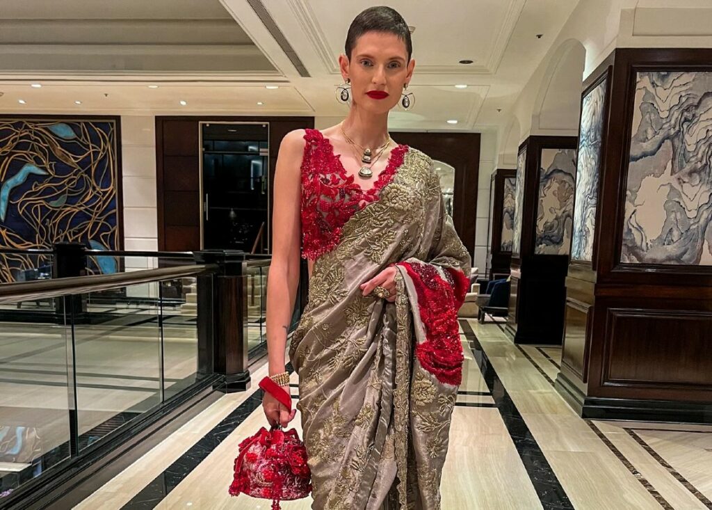Bianca Balti stupenda coi capelli cortissimi post-chemio alla serata di gala in India con abiti tradizionali sudasiatici: guarda Bianca Balti stupenda coi capelli cortissimi post-chemio alla serata di gala in India con abiti tradizionali sudasiatici: guarda