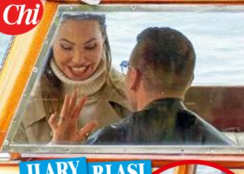 Ilary Blasi riceve la romantica proposta di nozze dal fidanzato tedesco Bastian Muller su una barca in mezzo al Lago di Como: le immagini