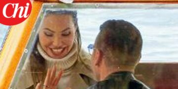 Ilary Blasi riceve la romantica proposta di nozze dal fidanzato tedesco Bastian Muller su una barca in mezzo al Lago di Como: le immagini