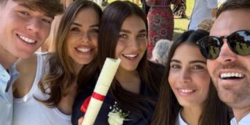 Chanel Totti si diploma: mamma Ilary Blasi, il fratello Cristian e il compagno in festa a Roma per la cerimonia di consegna, guarda