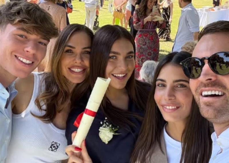 Chanel Totti si diploma: mamma Ilary Blasi, il fratello Cristian e il compagno in festa a Roma per la cerimonia di consegna, guarda