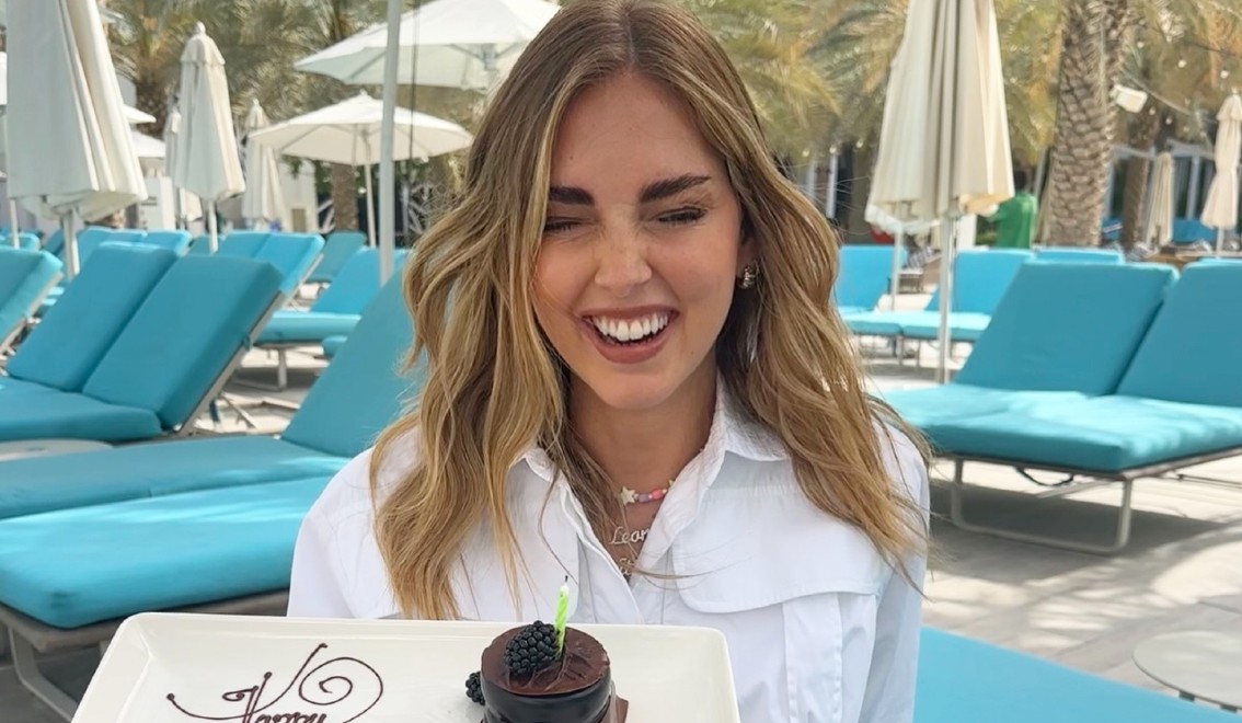 Chiara Ferragni festeggia i 38 anni lontano dall'Italia: torta di compleanno in Medio Oriente mentre impazzano le polemiche sulla sua società, guarda - Gossip.it | News sul Gossip e VIP