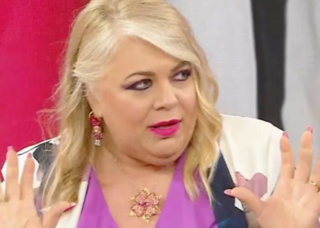 ''Dicono che sono uguale al divano della Balivo'': Rossella Erra parla degli insulti che le fanno male dopo l'annuncio dei 17 chili persi ''Dicono che sono uguale al divano della Balivo'': Rossella Erra parla degli insulti che le fanno male dopo l'annuncio dei 17 chili persi