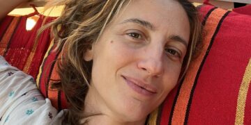 ''Mio figlio è uscito blu'': l'attrice Francesca Inaudi racconta il parto da incubo e perché oggi è diventata una doula