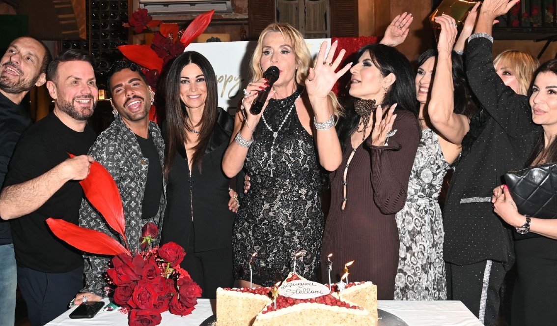 Valeria Marini, super party per i 58 anni con tantissime amiche vip: dalla Brandi al chirurgo Urtis col seno appena rifatto, foto - Gossip.it | News sul Gossip e VIP