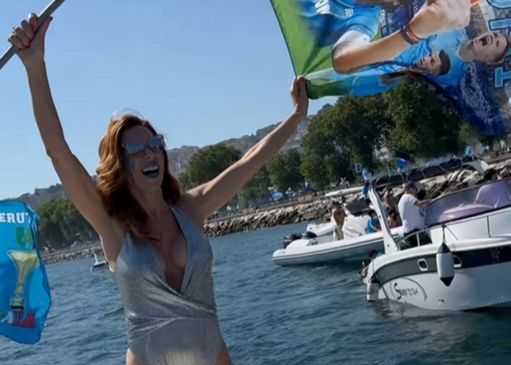 Veronica Maya festeggia in costume in barca il quarto scudetto del Napoli, valanga di commenti sessisti