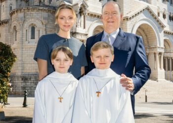 I figli gemelli di 10 anni di Alberto di Monaco e Charlene hanno fatto la Prima Comunione: le immagini con i vestiti da cerimonia a Monte Carlo