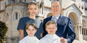 I figli gemelli di 10 anni di Alberto di Monaco e Charlene hanno fatto la Prima Comunione: le immagini con i vestiti da cerimonia a Monte Carlo