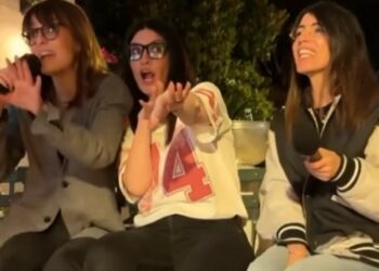 Laura Pausini festeggia 51 anni con le amiche del cuore Paola Cortellesi e Giorgia a Roma, si divertono come matte al karaoke: guarda