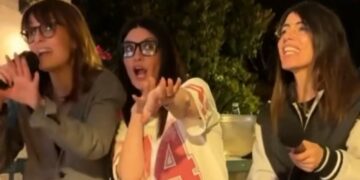 Laura Pausini festeggia 51 anni con le amiche del cuore Paola Cortellesi e Giorgia a Roma, si divertono come matte al karaoke: guarda