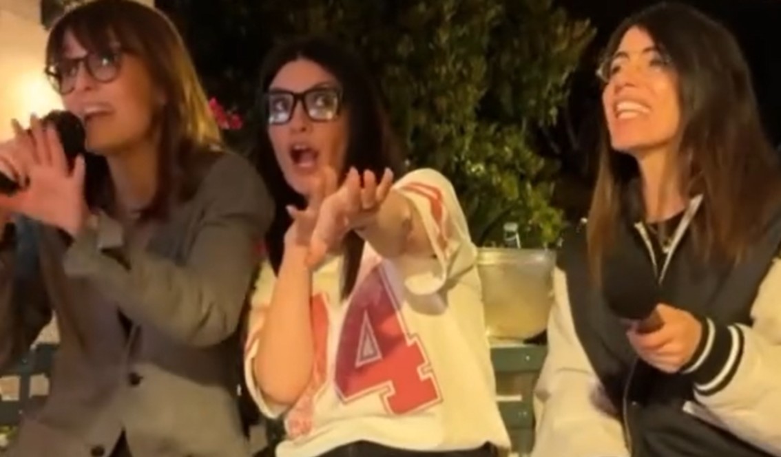 Laura Pausini festeggia 51 anni con le amiche del cuore Paola Cortellesi e Giorgia a Roma, si divertono come matte al karaoke: guarda - Gossip.it | News sul Gossip e VIP