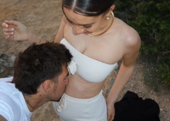 ''Papà bacia baby Dama'': la compagna di Andrea Damante incinta mostra il dj che gioca teneramente col suo pancione