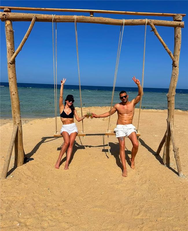 Anna Tatangelo in Egitto al mare con il fratello Giuseppe Anna Tatangelo in Egitto al mare con il fratello Giuseppe