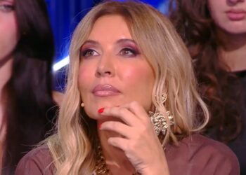 Selvaggia Lucarelli torna all'Isola dei Famosi dopo oltre 20 anni: liti con i concorrenti, selfie con la Fabiani, il look, ecco cos'è successo