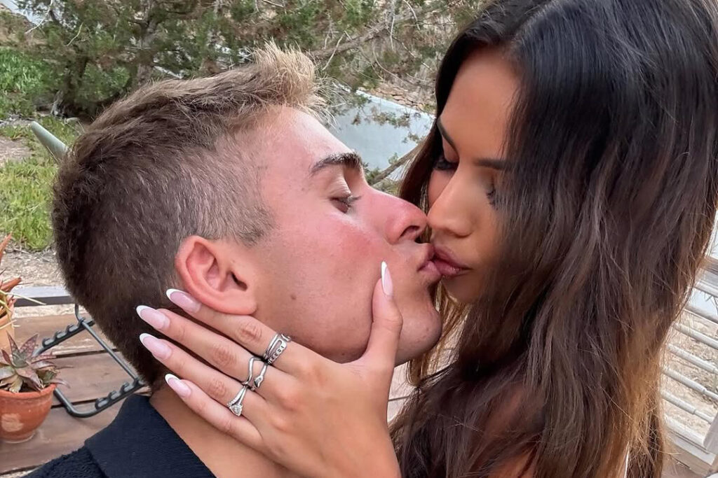 Il 21enne Davide Bonolis, figlio di Paolo, è sempre più preso dalla fidanzata, la giovane influencer Martina Dotti: guarda quanta passione! Il 21enne Davide Bonolis, figlio di Paolo, è sempre più preso dalla fidanzata, la giovane influencer Martina Dotti: guarda quanta passione!