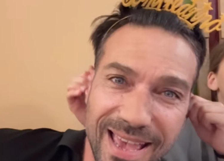 Costantino Vitagliano spegne 51 candeline con la figlia Ayla e la sua nuova compagna