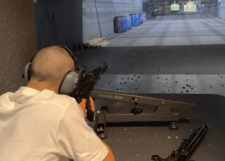 Achille Costacurta si allena al poligono Achille Costacurta si allena al poligono