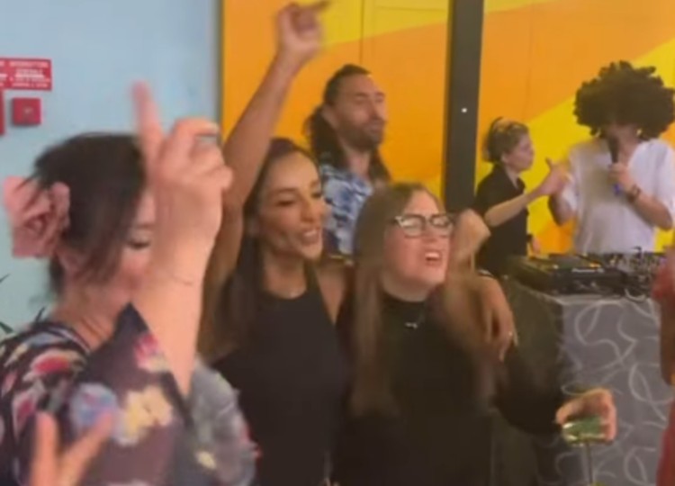 Juliana Moreira balla con la figlia di Antonio Ricci alla festa di Striscia la Notizia