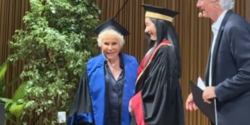 Ornella Vanoni si laurea a 90 anni e l’evento diventa uno show a Milano