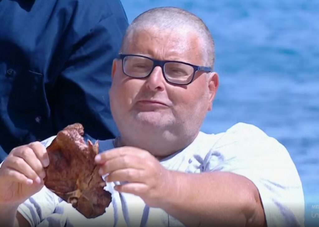 Mario Adinolfi irriconoscibile all'Isola dei Famosi: si fa rasare i capelli e si taglia la barba, guarda