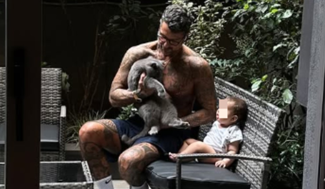 ''Non è il babbo che cambia i pannolini, ma è dolcissimo'': Sara Barbieri, la compagna di Fabrizio Corona, spiega che padre è l'ex re dei paparazzi - Gossip.it | News sul Gossip e VIP