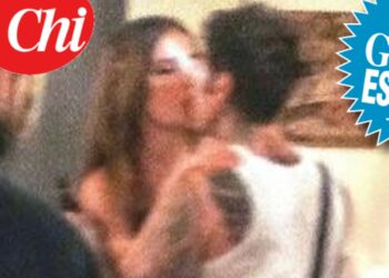 Fedez e Clara sono davvero una coppia? Su 'Chi' nuove immagini di un bacio tra i due cantanti: guarda