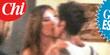 Fedez e Clara sono davvero una coppia? Su 'Chi' nuove immagini di un bacio tra i due cantanti: guarda