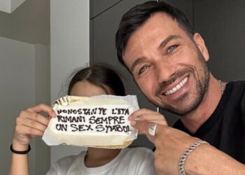 Costantino Vitagliano compie 51 anni e spegne le candeline con la figlia Ayla e la sua nuova compagna: le foto della festa