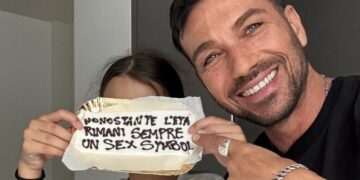 Costantino Vitagliano compie 51 anni e spegne le candeline con la figlia Ayla e la sua nuova compagna: le foto della festa